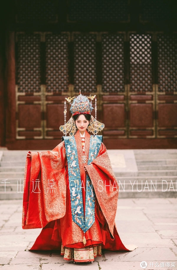 孔雪儿一袭红色大婚造型 一改往日风格！《明媒善娶》海报官宣！这是不是你心目中的汉服婚服！休闲区蓝鸢梦想 - Www.slyday.coM