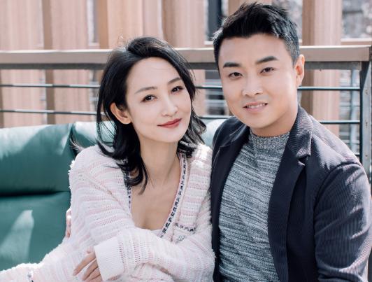 郎才女貌!世界冠军王皓妻子晒亲子照,35岁身材火辣,气质优雅|王皓|闫博雅|世界冠军_新浪新闻