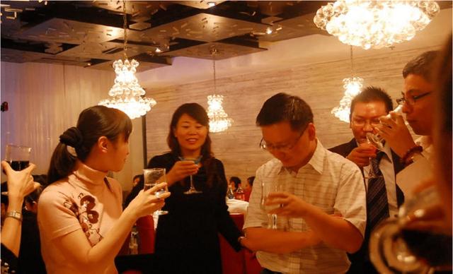 饭局上别人给你发烟,不想抽别说我不抽,懂这3点不伤感情还有面休闲区蓝鸢梦想 - Www.slyday.coM 饭局上别人给你发烟,不想抽别说我不抽,懂这3点不伤感情还有面休闲区蓝鸢梦想 - Www.slyday.coM