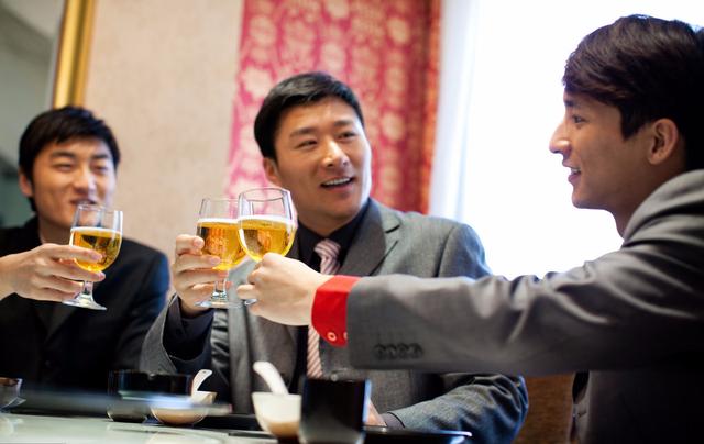 饭局上别人给你发烟,不想抽别说我不抽,懂这3点不伤感情还有面休闲区蓝鸢梦想 - Www.slyday.coM 饭局上别人给你发烟,不想抽别说我不抽,懂这3点不伤感情还有面休闲区蓝鸢梦想 - Www.slyday.coM