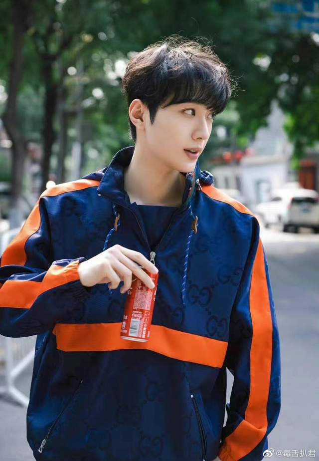 这不就是行走的帅气学长？终于知道为啥外网说他是东方正统脸了休闲区蓝鸢梦想 - Www.slyday.coM