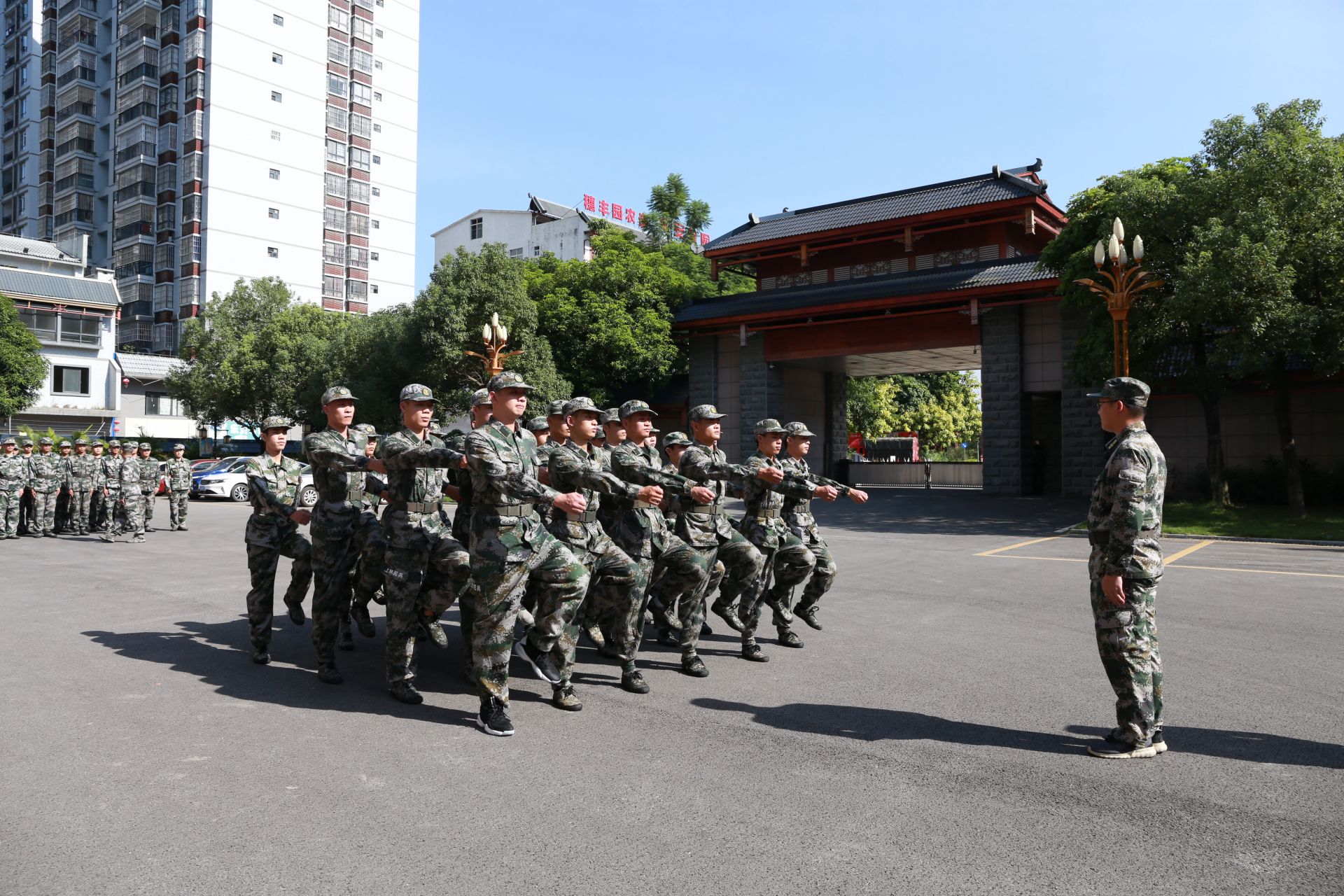 上林县：“00”后小伙二次入伍  再次续写军旅梦休闲区蓝鸢梦想 - Www.slyday.coM