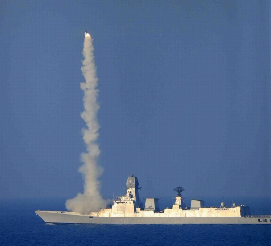 “加尔各答”级驱逐舰配备了“巴拉克”-8防空导弹，但该导弹与同级别远程防空导弹在射程和飞行速度上有不少差距。