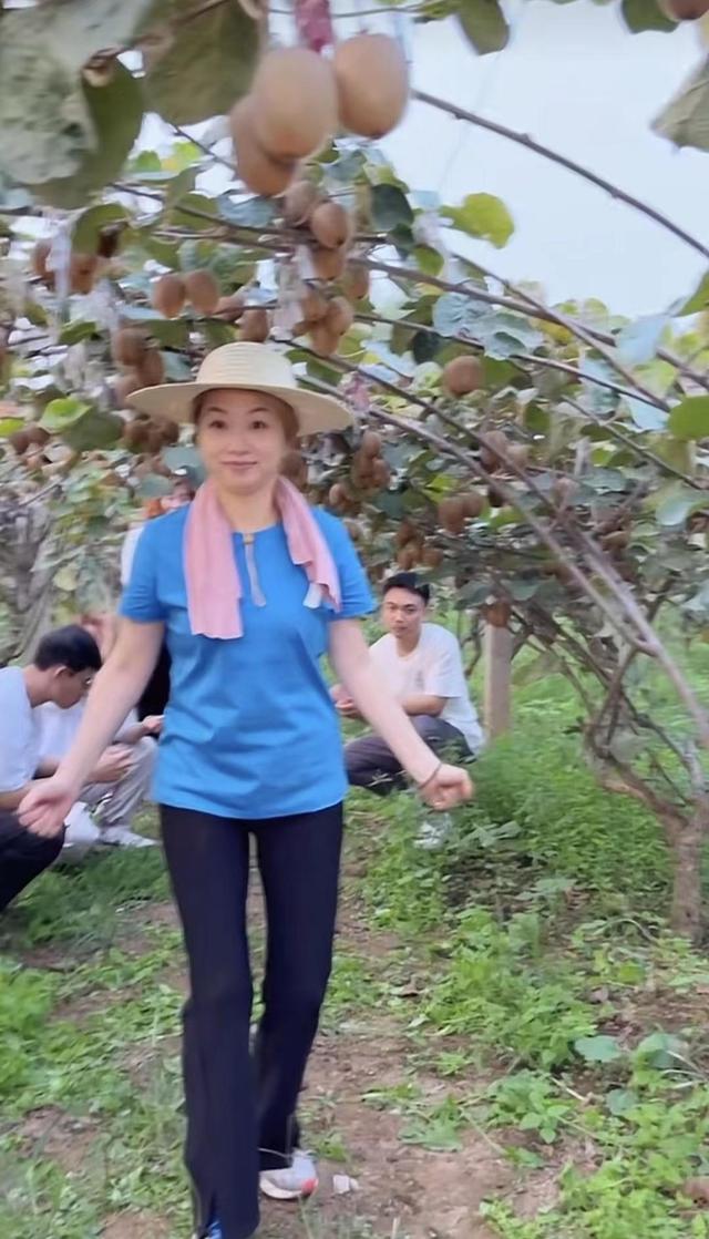 刘乔方在陕西农村热舞,脚踩泥巴头戴草帽笑开怀,表情浮夸接地气