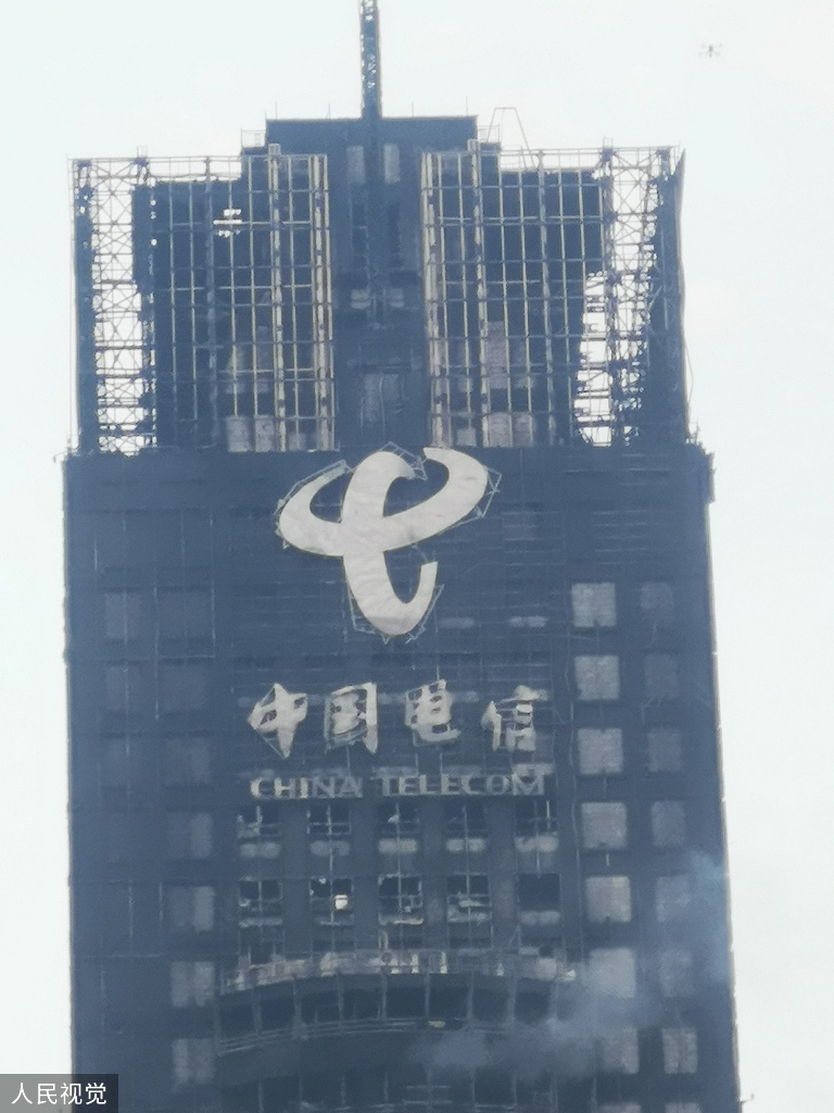 长沙第二通信楼外立面起火,明火已被扑灭。 人民视觉 图