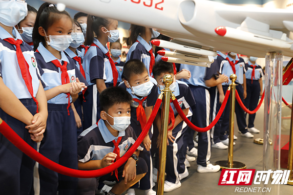 衡阳：让孩子走进军营上一堂“看得见、摸得着”的国防教育课休闲区蓝鸢梦想 - Www.slyday.coM