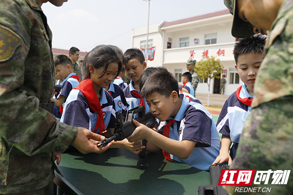 衡阳：让孩子走进军营上一堂“看得见、摸得着”的国防教育课休闲区蓝鸢梦想 - Www.slyday.coM