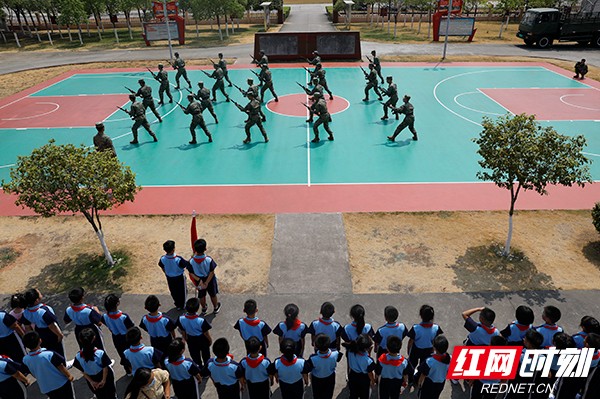 衡阳：让孩子走进军营上一堂“看得见、摸得着”的国防教育课休闲区蓝鸢梦想 - Www.slyday.coM