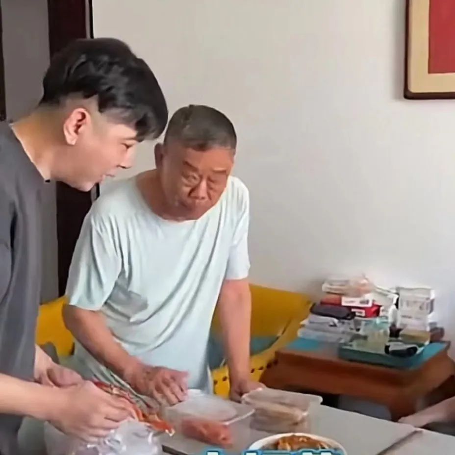 90岁杨少华近况堪忧,桌上叠放多个药盒,骨瘦如柴动作颤颤巍巍|杨少华|杨伦|药盒_新浪新闻