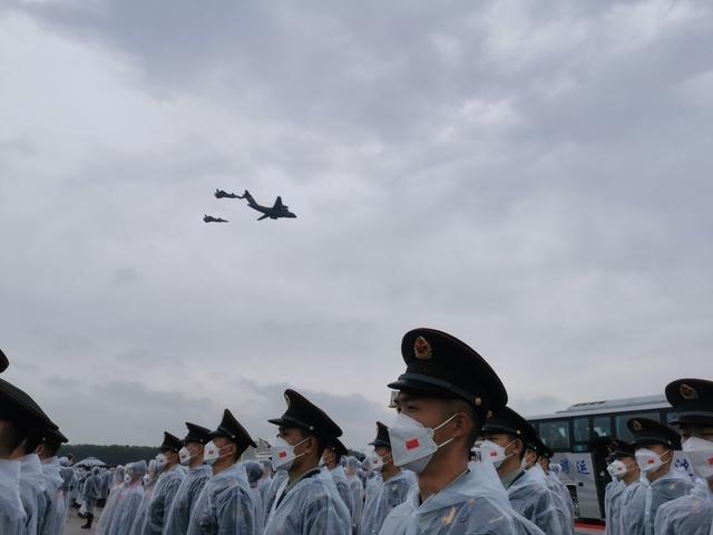 志愿军老战士冒雨接战友回家|沈阳市_新浪财经_新浪网