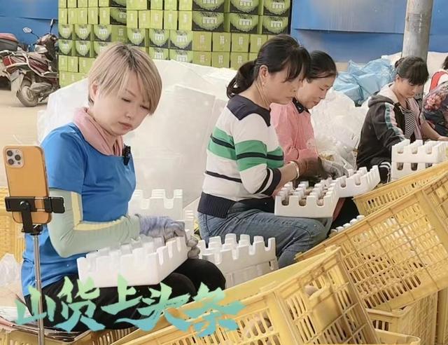 刘乔方在陕西农村热舞,脚踩泥巴头戴草帽笑开怀,表情浮夸接地气