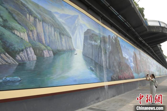 重庆南滨路现360米墙绘壁画 吸引市民眼球|重庆市|周毅_新浪新闻