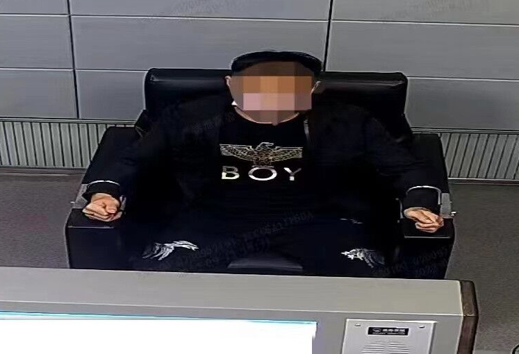 凌晨，男子坐在迈凯伦跑车里自拍！当场被抓，警察都来了...休闲区蓝鸢梦想 - Www.slyday.coM
