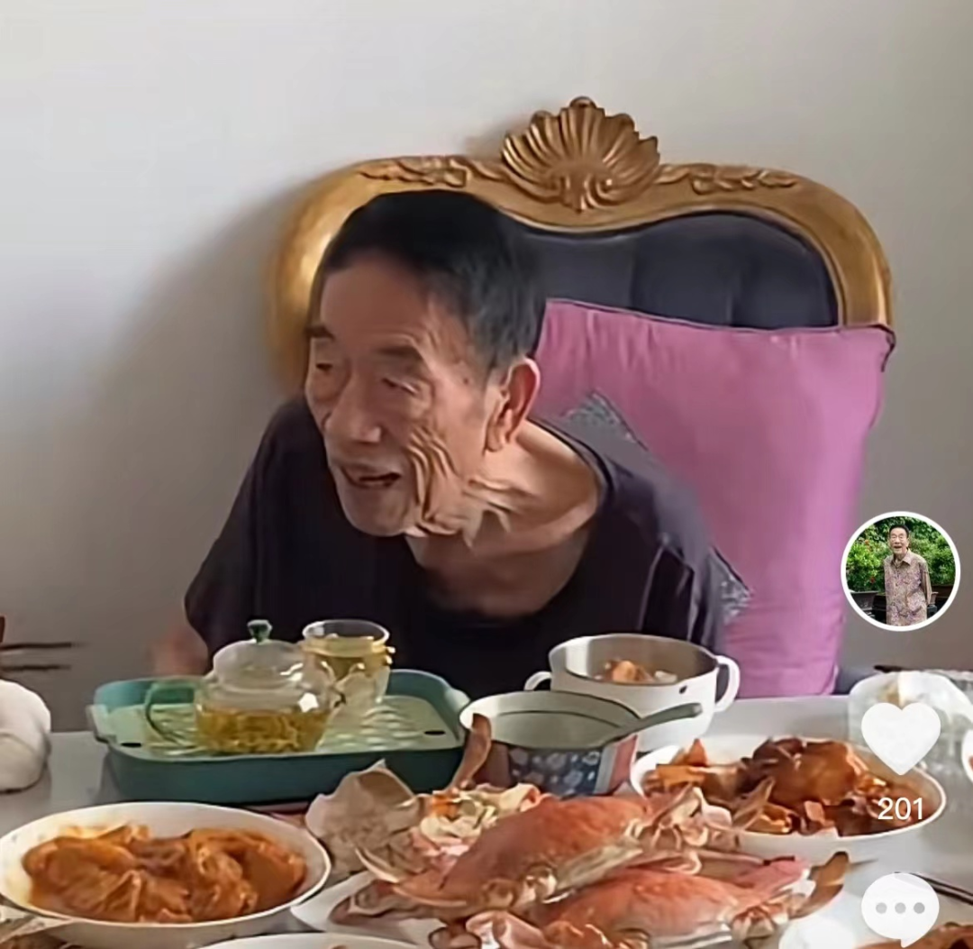 90岁杨少华近况堪忧,桌上叠放多个药盒,骨瘦如柴动作颤颤巍巍|杨少华|杨伦|药盒_新浪新闻