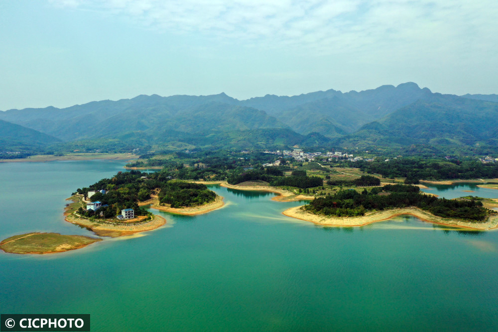 广西灵川:船行画中__财经头条