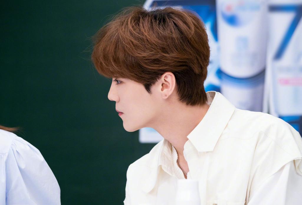 鹿晗白色衬衫造型现身品牌直播活动，超高颜值让人移不开眼休闲区蓝鸢梦想 - Www.slyday.coM