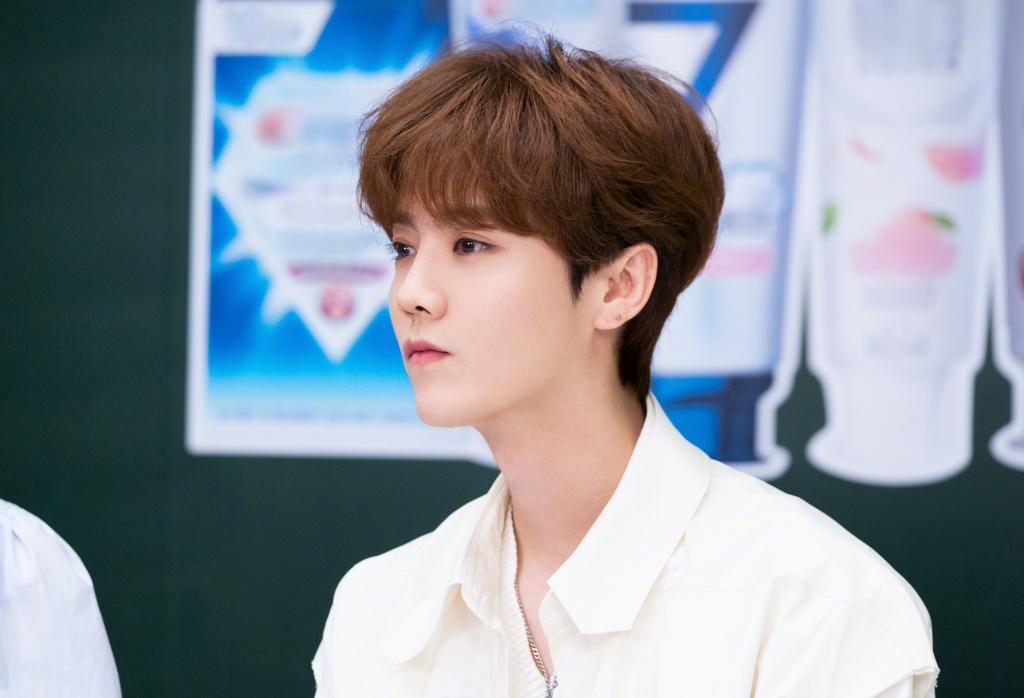 鹿晗白色衬衫造型现身品牌直播活动，超高颜值让人移不开眼休闲区蓝鸢梦想 - Www.slyday.coM