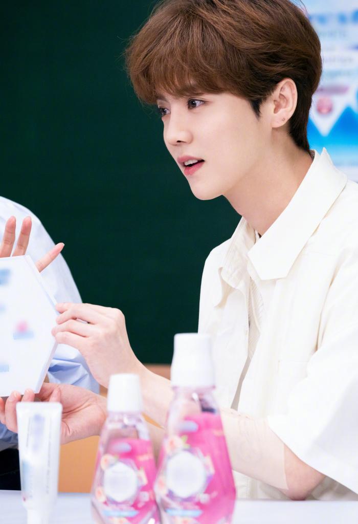 鹿晗白色衬衫造型现身品牌直播活动，超高颜值让人移不开眼休闲区蓝鸢梦想 - Www.slyday.coM