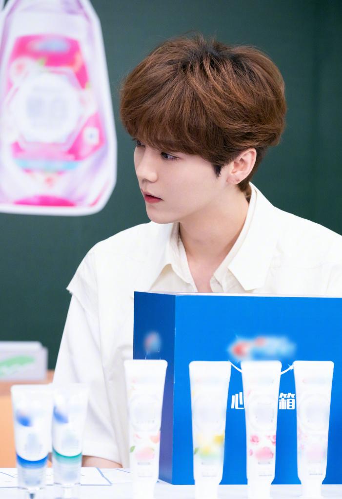 鹿晗白色衬衫造型现身品牌直播活动，超高颜值让人移不开眼休闲区蓝鸢梦想 - Www.slyday.coM