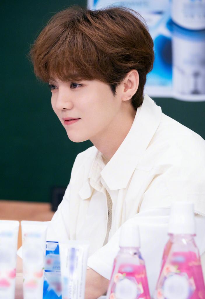 鹿晗白色衬衫造型现身品牌直播活动，超高颜值让人移不开眼休闲区蓝鸢梦想 - Www.slyday.coM