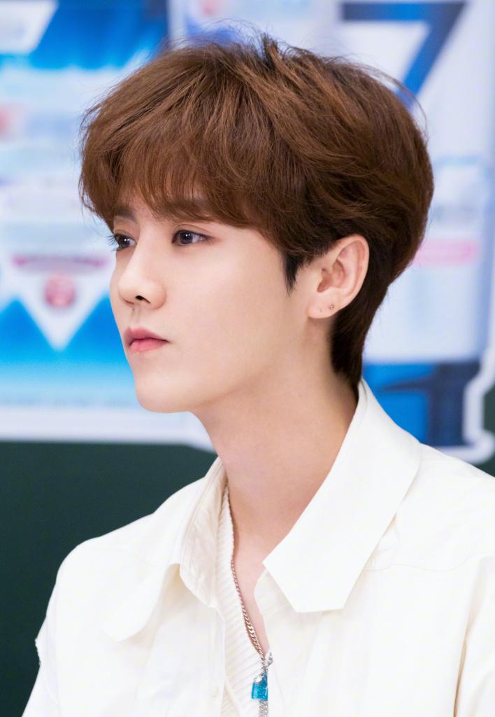 鹿晗白色衬衫造型现身品牌直播活动,超高颜值让人移不开眼休闲区蓝鸢梦想 - Www.slyday.coM 鹿晗白色衬衫造型现身品牌直播活动,超高颜值让人移不开眼休闲区蓝鸢梦想 - Www.slyday.coM