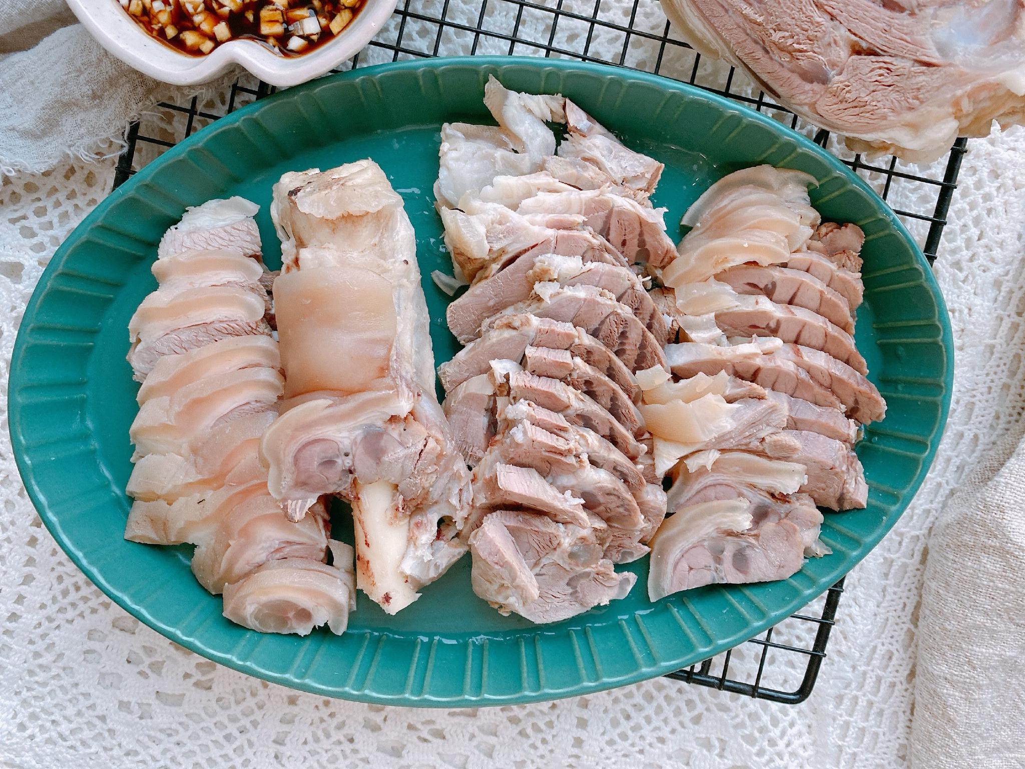 今天和大家分享白切羊肉的做法,能喝汤能吃肉,而且营养丰富,老人小孩