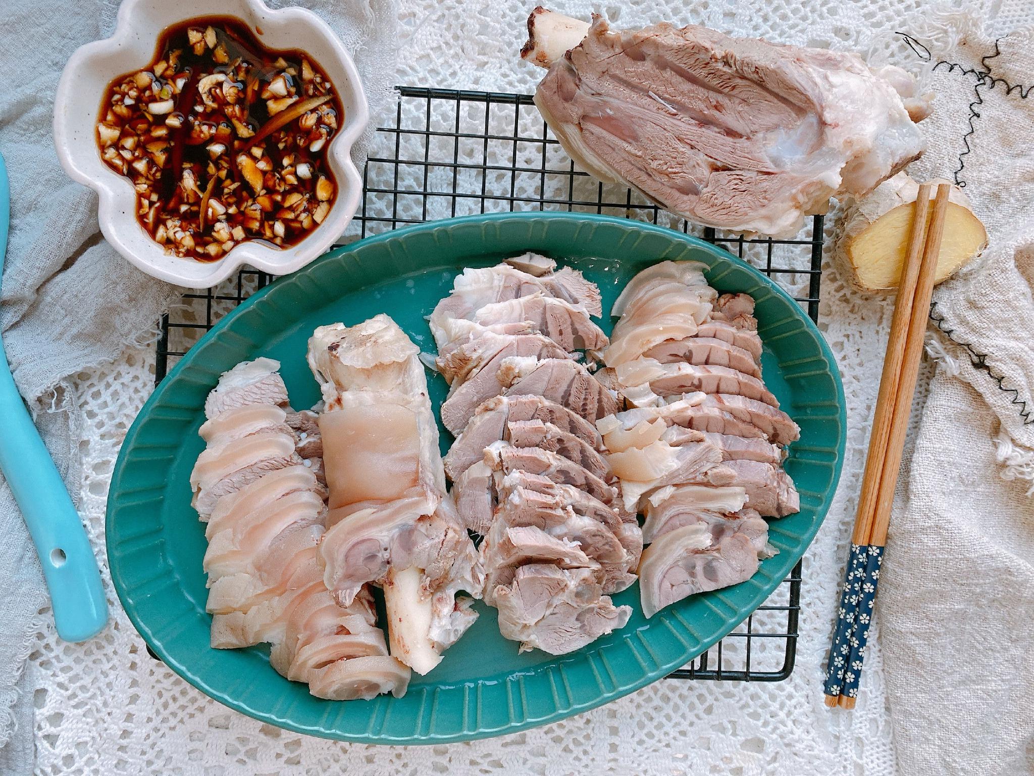 今天和大家分享白切羊肉的做法,能喝汤能吃肉,而且营养丰富,老人小孩