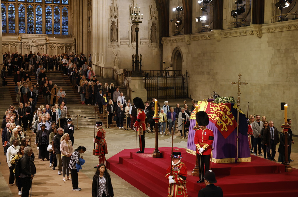 当地时间2022年9月15日，英国伦敦，英国民众在威斯敏斯特宫大厅内瞻仰英女王灵柩。人民视觉 图