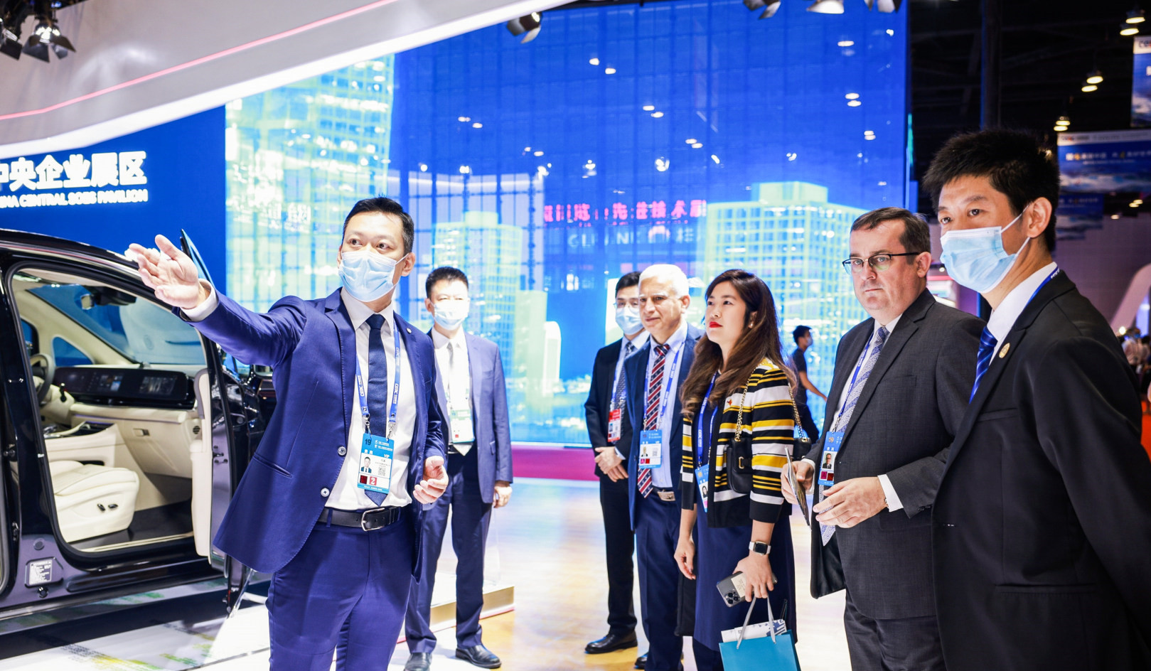 观众在第十九届中国—东盟博览会中央企业展区参观。东风汽车供图