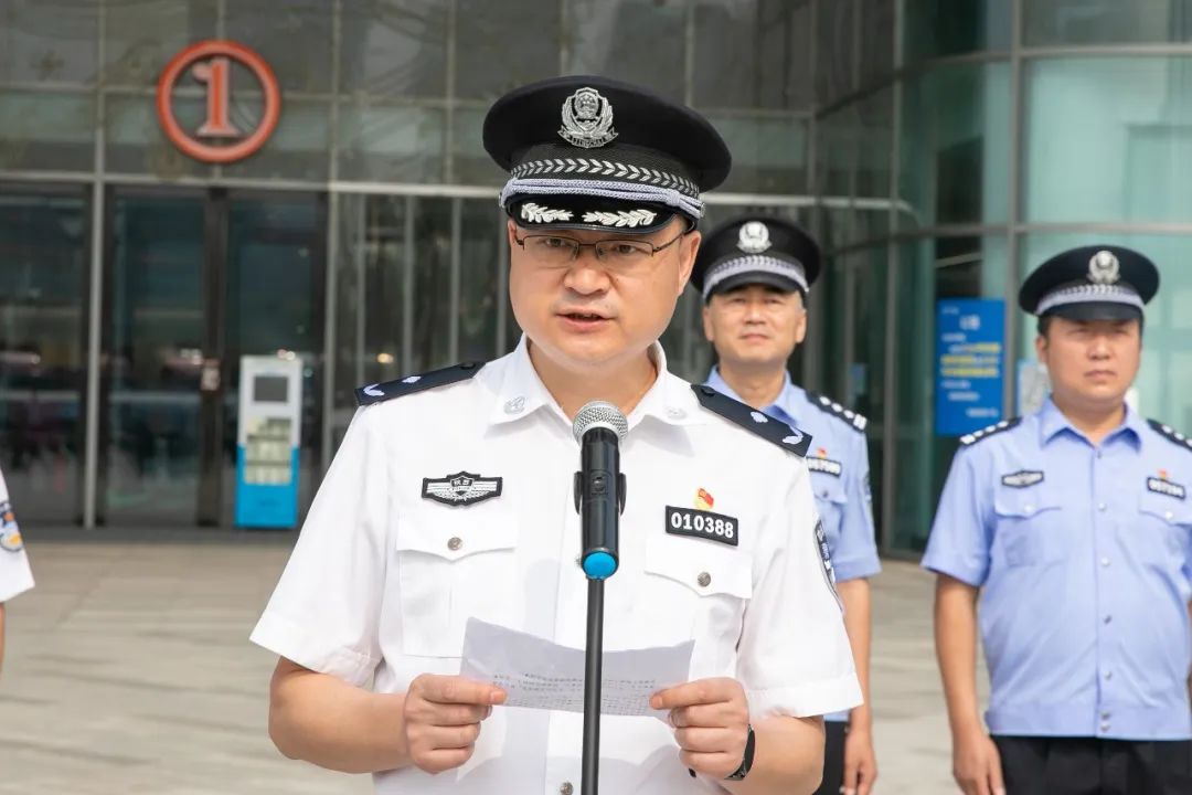 活动由李勇生副局长主持,王树副局长首先对在场媒体与群众发表讲话