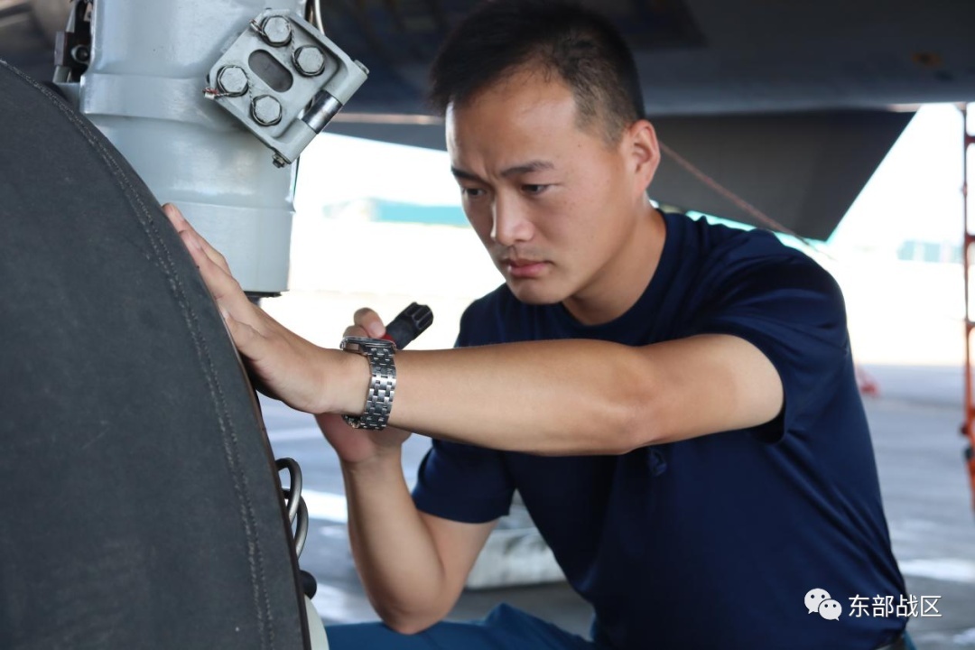 王永飞真爷们!遇到险情奋不顾身,徒手扳开车门被缝13针|医院_新浪新闻