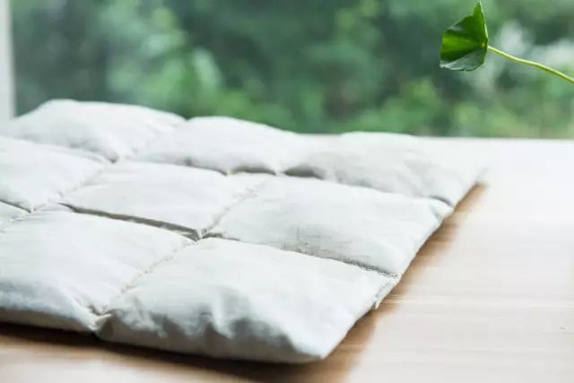 湿寒别不当回事！这个柔软舒爽的艾绒坐垫，让你“坐着”就能告别湿气！休闲区蓝鸢梦想 - Www.slyday.coM