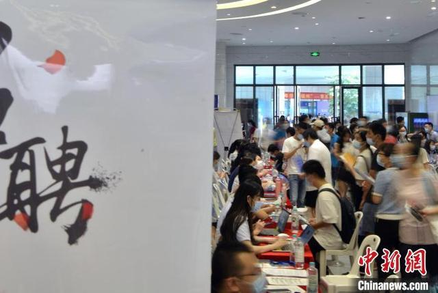 资料图:图为毕业生在招聘会上了解岗位信息。张斌 摄