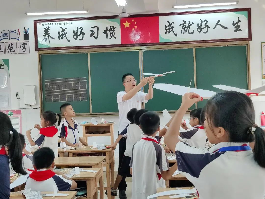 制作航模，收到“月面国旗”，近距离接触院士、特级飞行员！广西大瑶山孩子上了不一样的一堂课休闲区蓝鸢梦想 - Www.slyday.coM