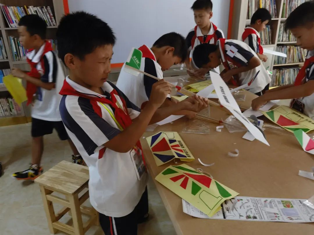 制作航模，收到“月面国旗”，近距离接触院士、特级飞行员！广西大瑶山孩子上了不一样的一堂课休闲区蓝鸢梦想 - Www.slyday.coM