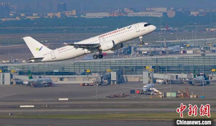 资料图:5月14日,中国商飞公司即将交付首家用户的首架C919大飞机首次飞行试验成功。徐炳南 摄