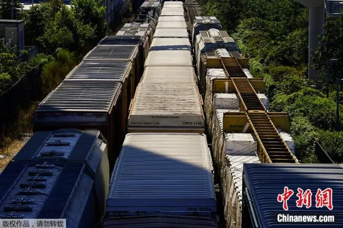 2022年9月14日，美国费城火车轨道上闲置的货车车厢。
