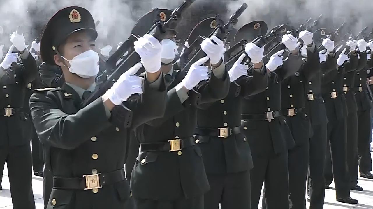 第九批志愿军烈士遗骸安葬仪式举行 27名礼兵鸣枪12响,致敬烈士！_新浪新闻