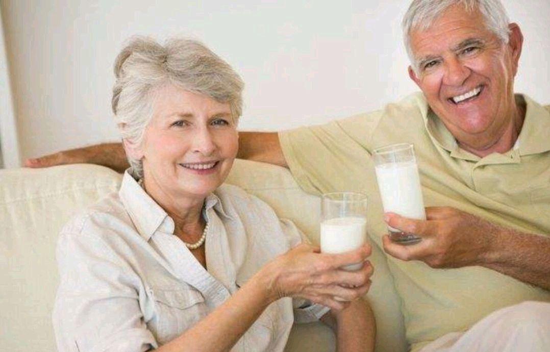 中老年人喝牛奶,早上喝还是睡前喝好?