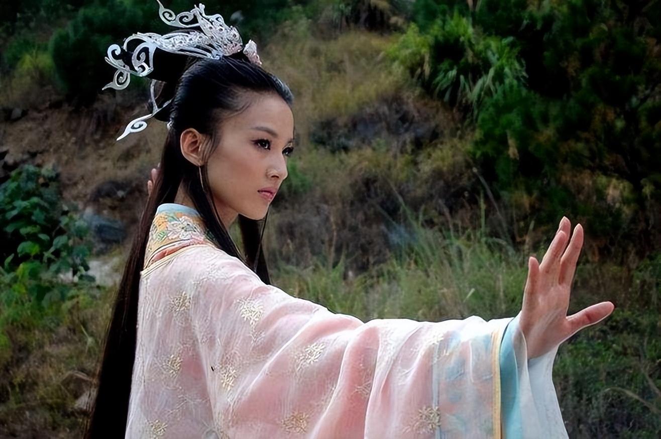 据悉,黄圣依曾和丈夫杨子一同出演2007版电视剧《七仙女》,该剧由