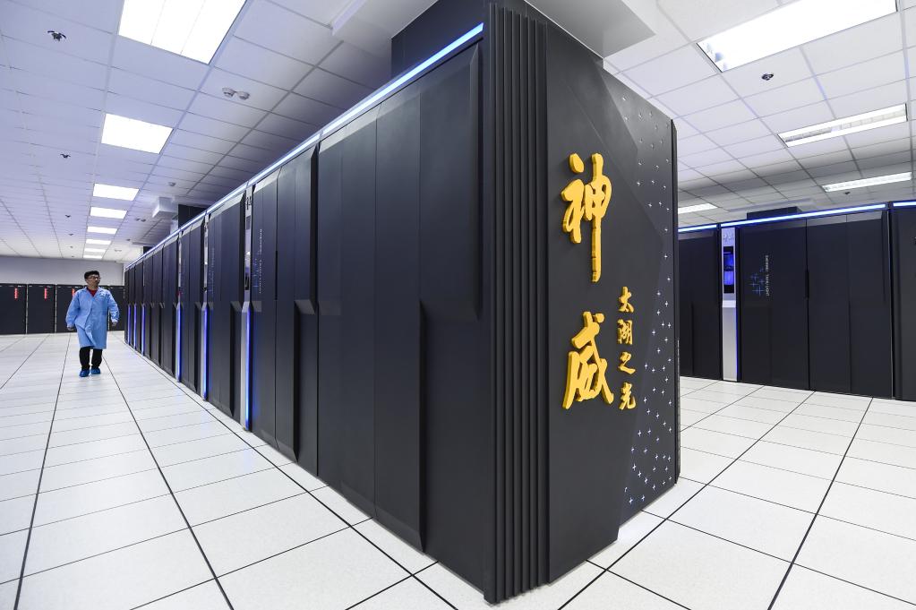 这是安装在国家超级计算无锡中心的"神威·太湖之光"超级计算机(资料