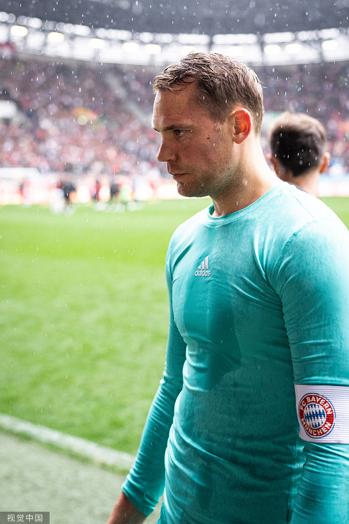 诺伊尔赛后面色铁青.