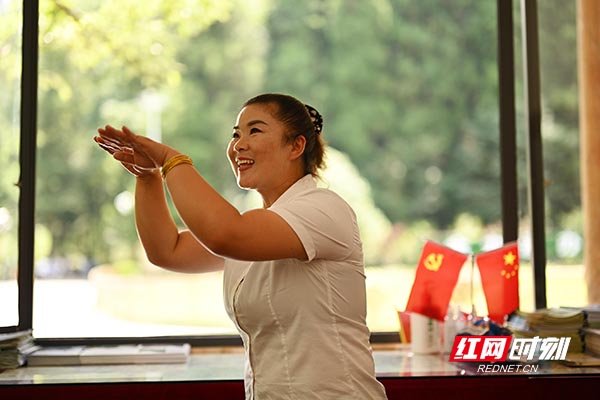 我是界里人丨欧华：语言不够，手势来凑 张家界游山玩水请看这里休闲区蓝鸢梦想 - Www.slyday.coM