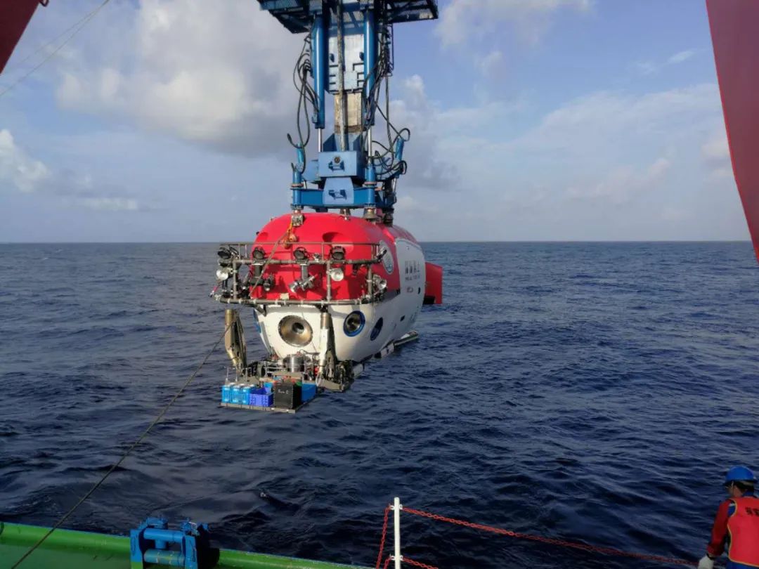 资料照片:这是载人深潜器"深海勇士"号执行第一次下潜任务.