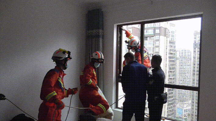 一身冷汗！女孩睡迷糊了，从23楼窗户翻了出去休闲区蓝鸢梦想 - Www.slyday.coM