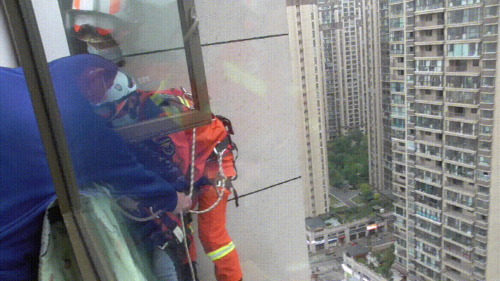 一身冷汗！女孩睡迷糊了，从23楼窗户翻了出去休闲区蓝鸢梦想 - Www.slyday.coM