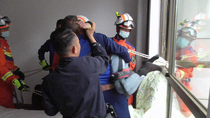 一身冷汗！女孩睡迷糊了，从23楼窗户翻了出去休闲区蓝鸢梦想 - Www.slyday.coM