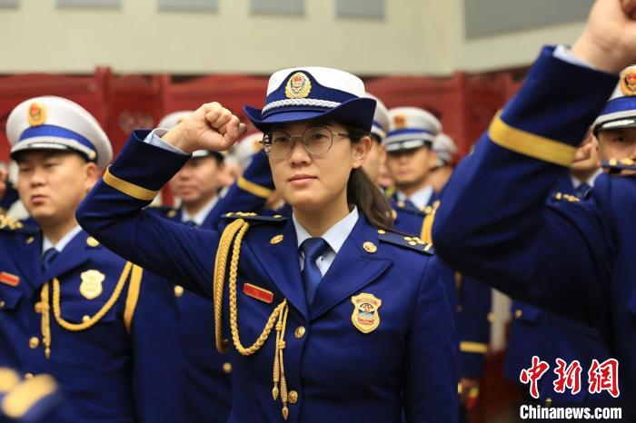 【十年@每一个奋斗的你】“火焰蓝”牛旭琼：等风来，不如去追风休闲区蓝鸢梦想 - Www.slyday.coM