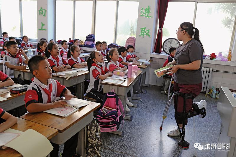 【践行社会主义核心价值观】女教师“拄拐执教”为学生上了一堂“敬业奉献”课休闲区蓝鸢梦想 - Www.slyday.coM