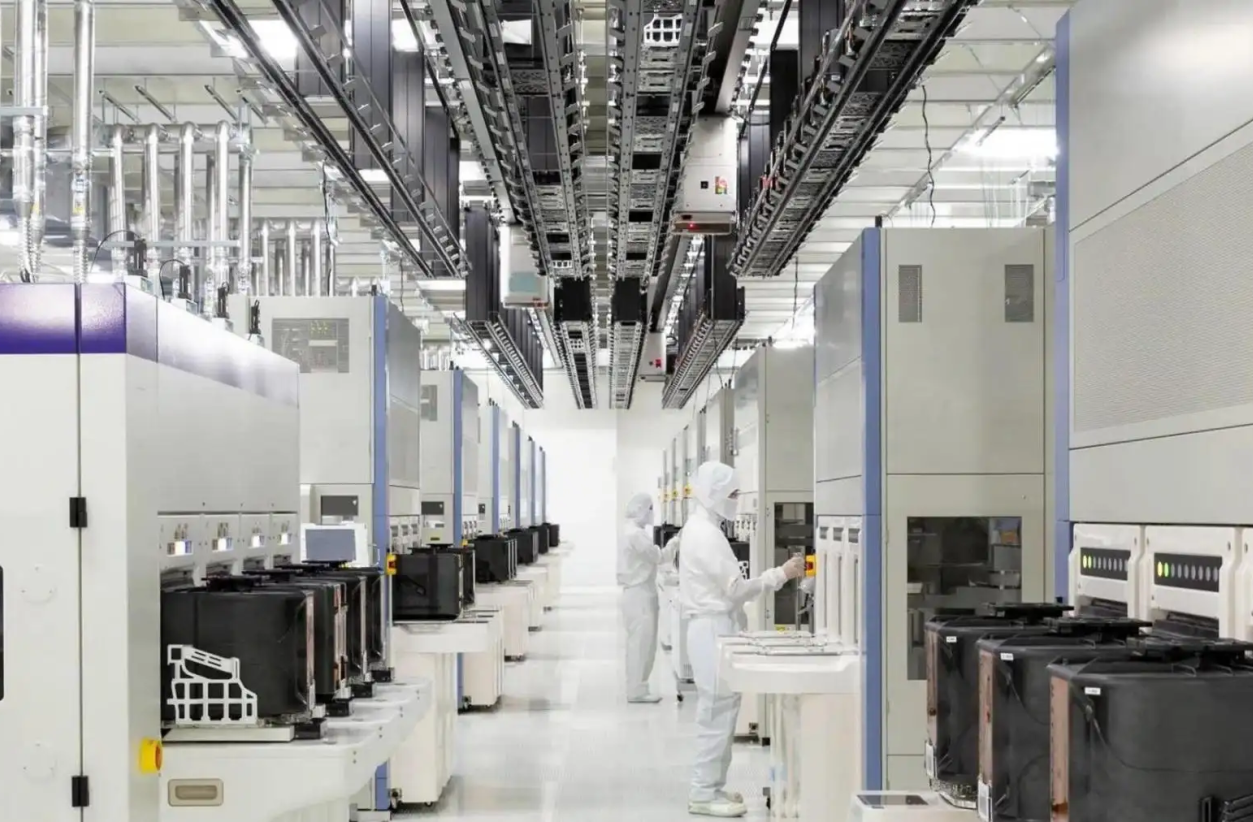 出货78台光刻机，专门设立“中国日”，ASML开始认清现实了！__财经头条